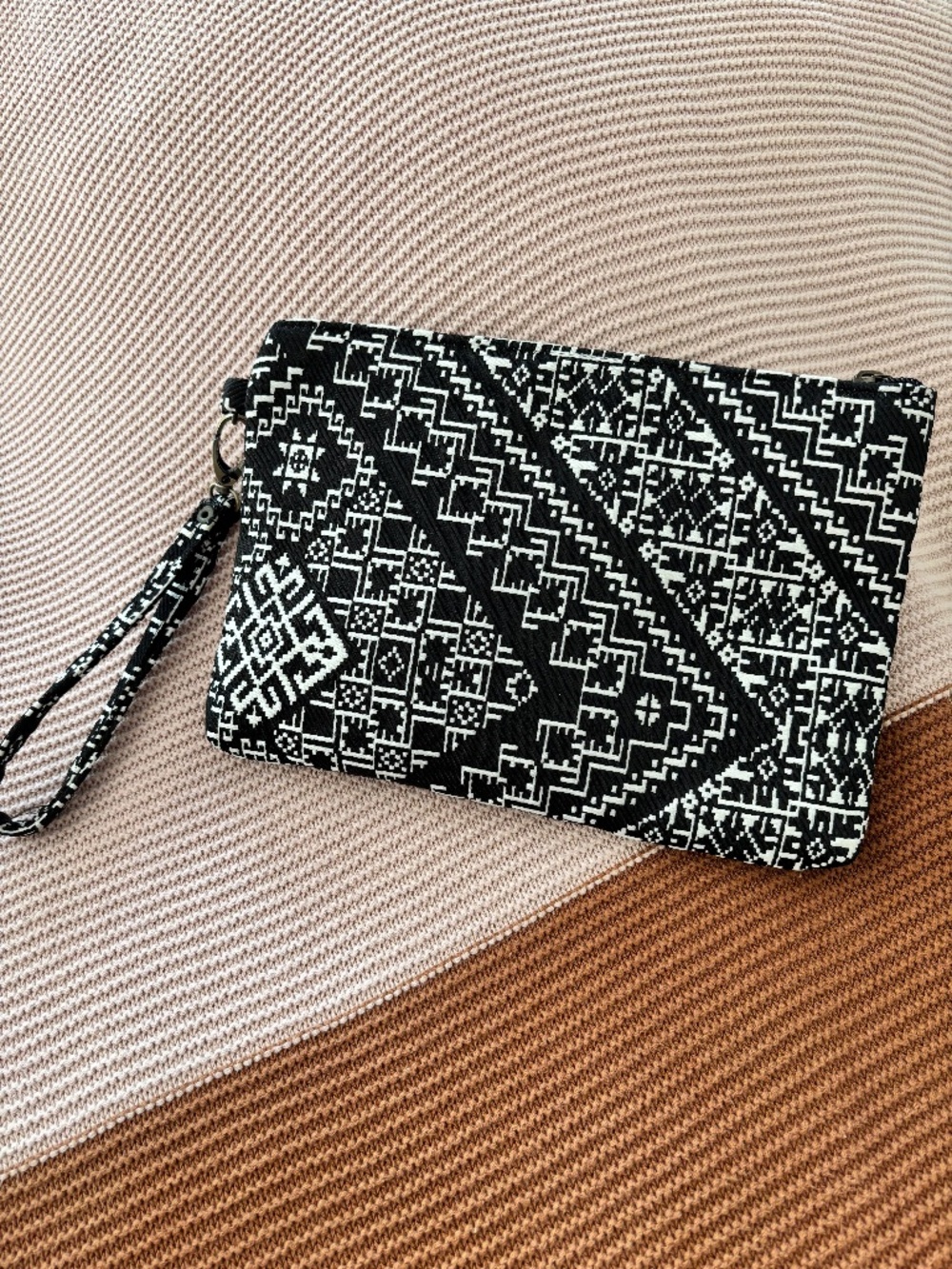 Kounouz Handmade Woven Geometric Print Women’s Clutch/Wristlet